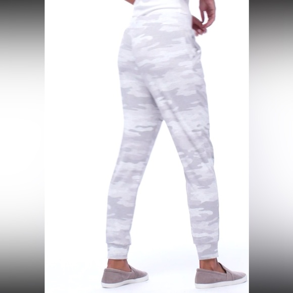 Style & Co. Macy’s Joggers Size Medium Gray White Camo Print - Picture 3 of 8